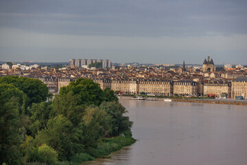 die franzöische Stadt Bordeaux an der Garonne