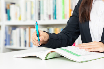 勉強をする社会人の手元03