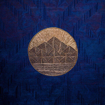 남색 바탕 위에 원형 프레임 안에 산과 물이 금색 선으로 표현된 자수 또는 문양