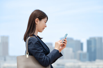 スマートフォンを持つビジネスウーマン