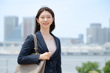 青空バックに立つ女性