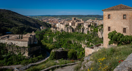 Vista de la ciudad medieval de Cuenca, situada en los acantilados en España.	
