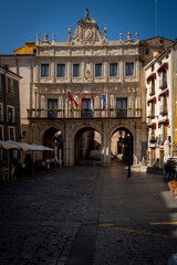 Vista de la ciudad medieval de Cuenca, situada en los acantilados en España.	

