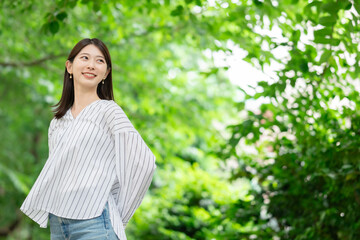 新緑の中を歩く女性