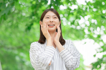 若い女性　ビューティー　新緑