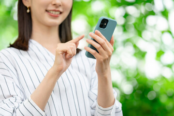 スマホを持つ女性