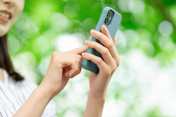 スマホを持つ女性
