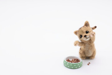 ペットフードと子猫の羊毛フェルト