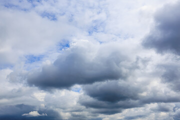 Obraz premium Overcast sky with thick gray clouds on a moody day