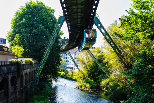 Die Wuppertaler Schwebebahn in der N&auml;he der Haltestelle Wupperfeld in Wuppertal, Deutschland