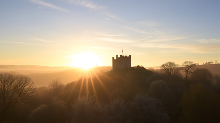 Obraz premium Sunrise at Corfe Castle in Dorset on a beautiful frosty morning in autumn.