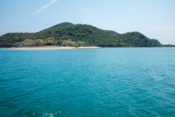 Fototapeta premium Tranquil Island and Clear Blue Sea