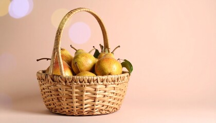 マットなピーチ色の背景に、ナチュラルなベージュの手編みかごが置かれ、その中にはいくつかの洋梨。全体にやわらかい光が回り、温もりと落ち着きを感じさせる