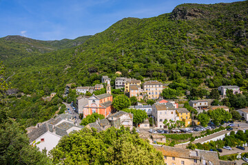 Obraz premium Vue sur le village de Nonza depuis les hauteur près de la Tour sur le Cap Corse en France