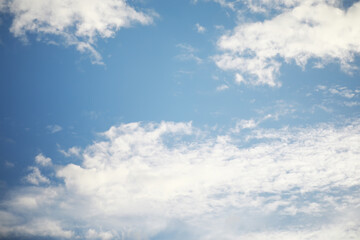 Obraz premium Serene Blue Sky with Fluffy White Clouds on a Sunny Day