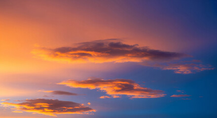 Fototapeta premium Natural blue sky with soft white clouds in daylight, featuring authentic cloud formations and clean atmosphere, ideal for backgrounds, weather visuals, or serene outdoor scenes