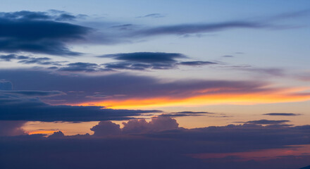 Obraz premium Natural blue sky with soft white clouds in daylight, featuring authentic cloud formations and clean atmosphere, ideal for backgrounds, weather visuals, or serene outdoor scenes