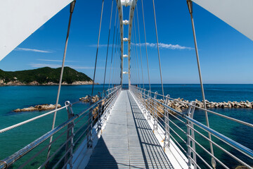 Obraz premium walkway to the sea, on the suspension bridge