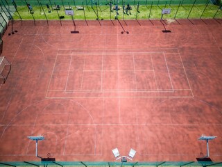 Aerial view of a basketball court in a sports complex, highlighting outdoor activities and physical exercise.