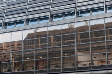 The seven-story building from 1983 is made of a steel frame with an aluminum shell and glazing. It serves as the administrative back office of the theater and a rehearsal room.