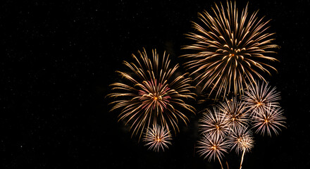 Obraz premium Spectacular Fireworks Display at Night A Breathtaking Celebration