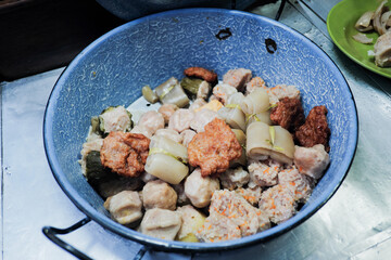 A vibrant mix of Indonesian siomay, tofu, and pig skin, steamed and ready to be enjoyed from a street food stall – a delicious blend of Chinese and Indonesian culinary traditions