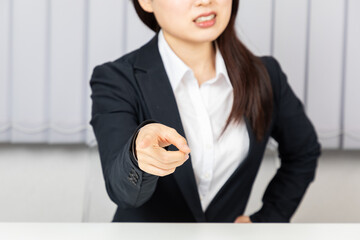 スーツ姿の怒るアジア人女性02