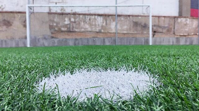 1. Vista desde el punto de penalti hacia porter&iacute;a vac&iacute;a en campo profesional.



