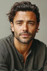 Obraz premium A man with long hair and a beard wearing a gray shirt