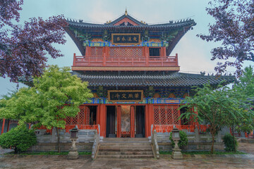 Obraz premium Ancient Chinese buildings and Chinese courtyards in the rain