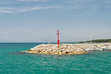Leuchtturm, Leitfeuer an der Hafeneinfahrt von Fazana an der Küste der Adria in Kroatien 