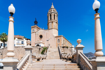 Sant Bartomeu i Santa Tecla Ikonische Kirche von Sitges unter blauem Himmel