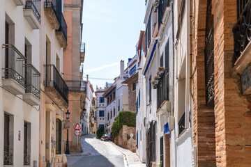 Historische Gasse in Sitges: Charme der spanischen Altstadt