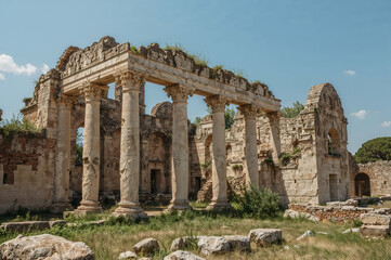 Obraz premium Ancient Romanesque Church Ruins with Exquisite Column Details Evoking a Sense of Historical Grandeur and Architectural Decay