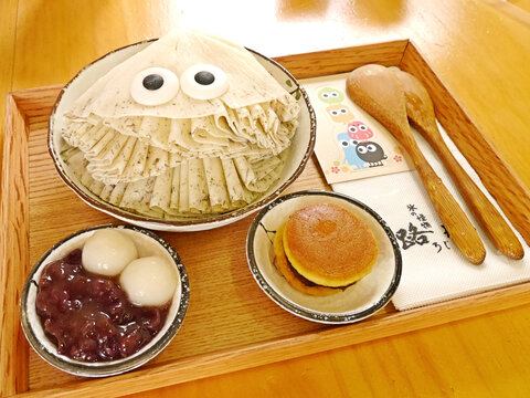 It was our first trip since entering the workforce.
One of my high school friends had started working in Taichung, so we went to visit, and stopped by a then-popular Japanese-style shaved ice shop.  