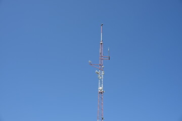 Obraz premium antena telekomunikacyjna na lotnisku