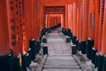 Gordijnen Cammino spirituale sotto i torii di Fushimi Inari, Kyoto © Federico