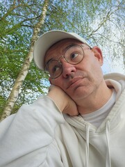 Mann im Wald
