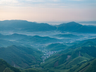 Obraz premium village in the mountains viewed from above at dawn