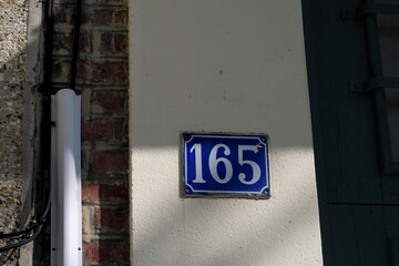 Numéro 165. Plaque de numéro de rue.