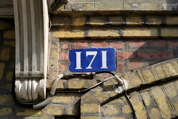 Numéro 171. Plaque de numéro de rue.