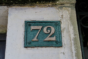Numéro 72. Plaque de numéro de rue.