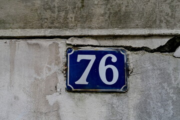 Numéro 76. Plaque de numéro de rue.