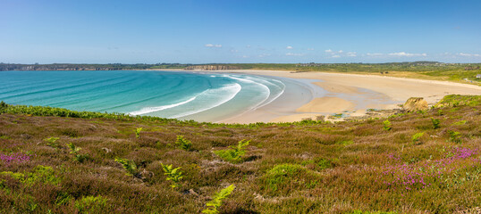 La Plage de Kersiguénou en marée basse  sur la Presqu'île de Crozon