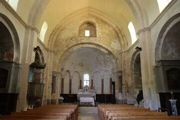 Fototapeta premium Abbaye Saint-Eusèbe, église du village, de style roman, village typique de Saignon, département du Vaucluse, France