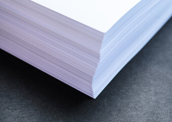 Close-up of stacked white paper sheets on dark surface background

Keywords (35 штук, в порядке важности):