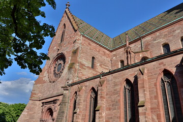 Das Münster in der Altstadt von Basel