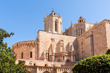 Tarragona Kathedrale Historische Seitenansicht unter blauem Himmel