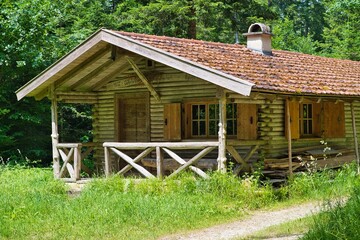 Hütte am Rande des Waldes.