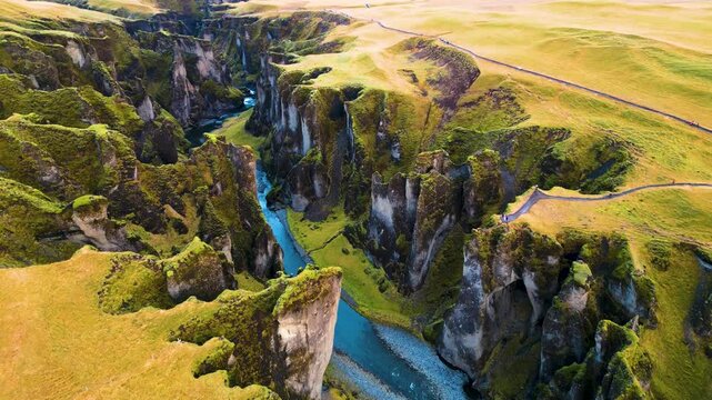  Fja&eth;r&aacute;rglj&uacute;fur Canyon in Island im Herbst bei goldener Stunde, farbintensive Landschaft mit markanten Felsformationen und dem Fluss Fja&eth;r&aacute; inmitten der tief eingeschnittenen Schlucht